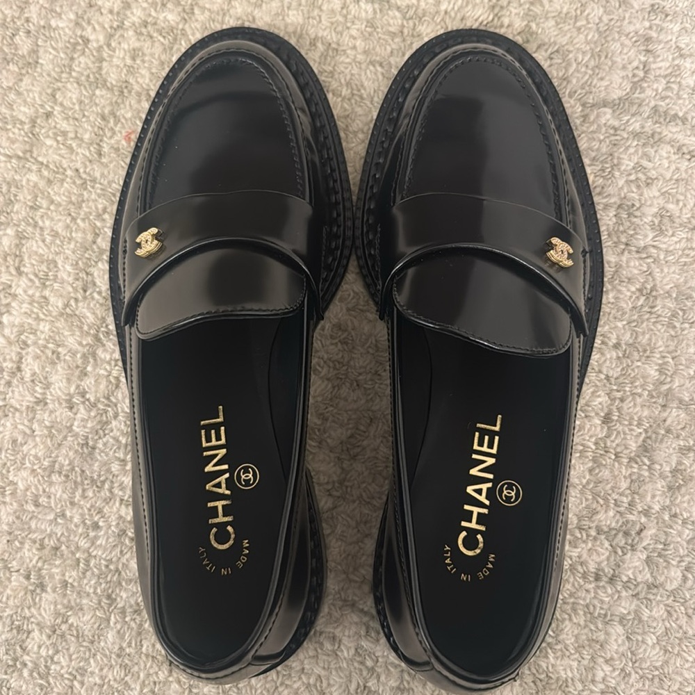 CHANEL Women's Interlocking CC Logo Loafers in black - Picture 4 of 8